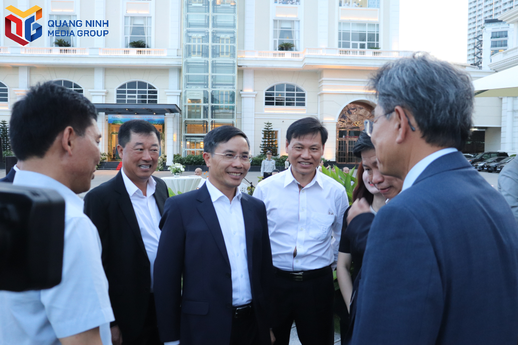 Đồng chí Chủ tịch UBND tỉnh Phạm Đức Ấn giao lưu cùng các đại biểu ABAC.