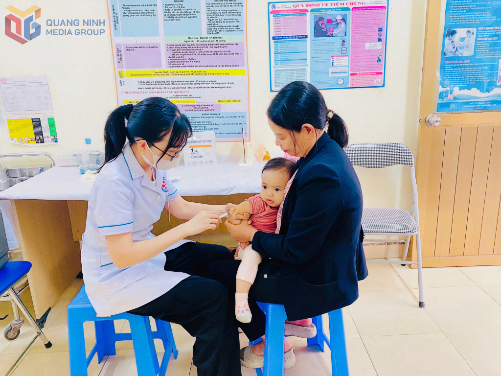 Trung tâm Y tế Tiên Yên tổ chức tiêm vắc xin cho trẻ em.