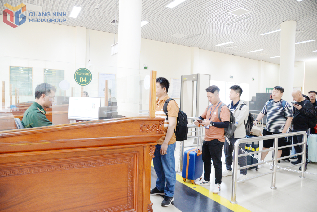 Cán bộ Đồn Biên phòng BPCK quốc tế Móng Cái làm thủ tục cho người xuất cảnh qua biên giới.