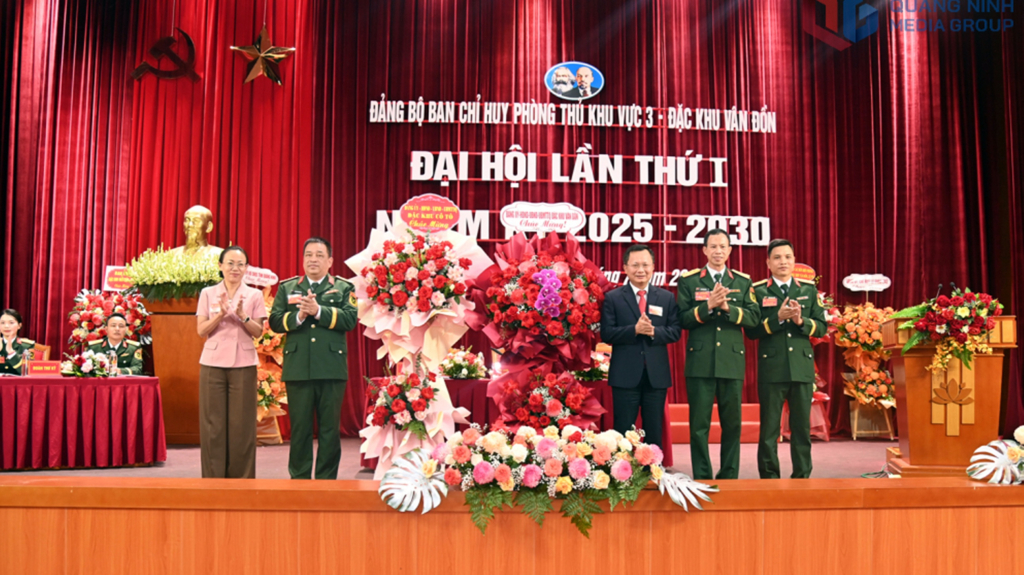 ồng chí Cao Tường Huy, Ủy viên Ban Thường vụ Tỉnh ủy, Bí thư Đảng ủy, Chủ tịch HĐND Đặc khu Vân Đồn và đồng chí Lê Ngọc Hân, Bí thư Đảng ủy, Chủ tịch HĐND Đặc khu Cô Tô tặng hoa chúc mừng Đại hội.