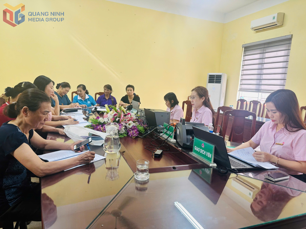 Phiên giao dịch đầu tiên của Ngân hàng Chính sách xã hội chi nhánh Quảng Ninh tại phường Hạ Long.