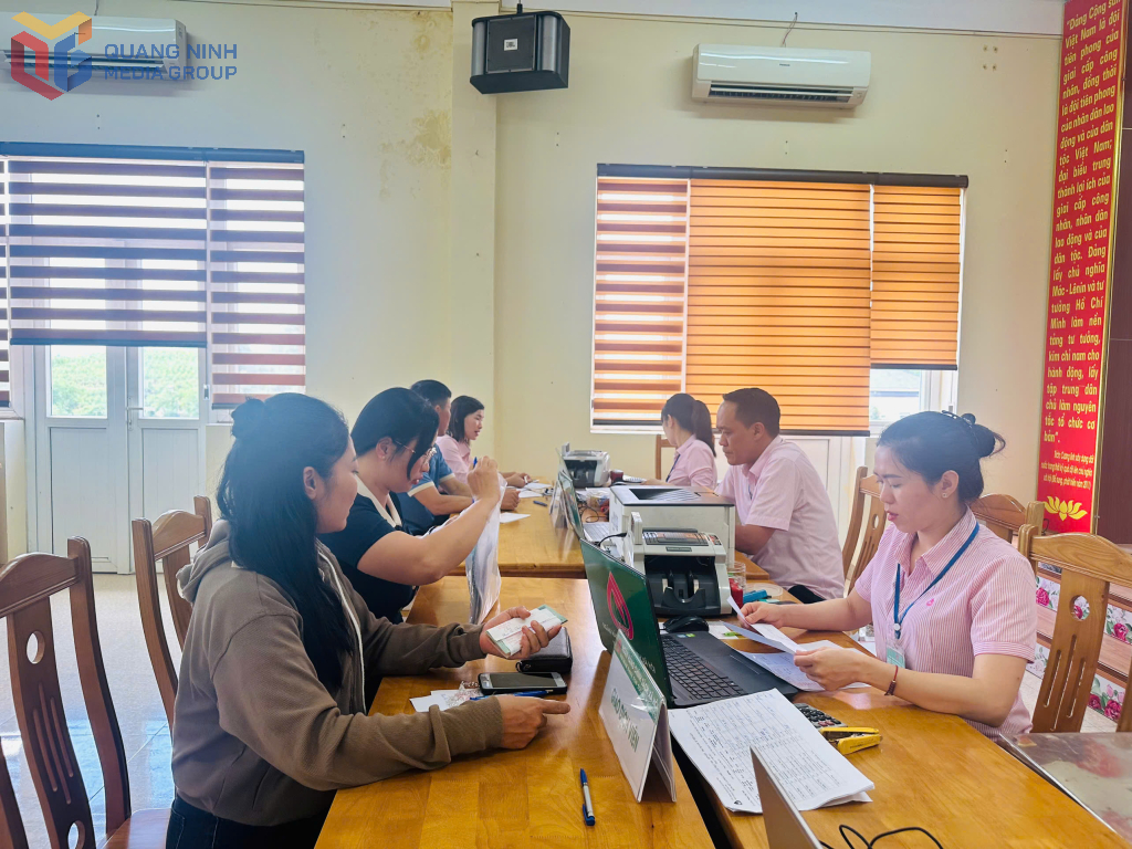 Cán bộ Ngân hàng Chính sách xã hội Cẩm Phả thực hiện giao dịch tại xã Hải Hòa.