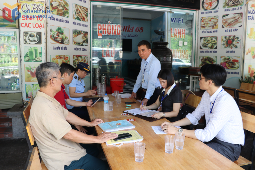 Đoàn liên ngành phường Bãi Cháy tổ chức ra quân kiểm tra môi trường kinh doanh du lịch trên địa bàn phường và tuyên truyền các quy định của pháp luật cho cơ sở kinh doanh. Ảnh: Hoàng Quỳnh