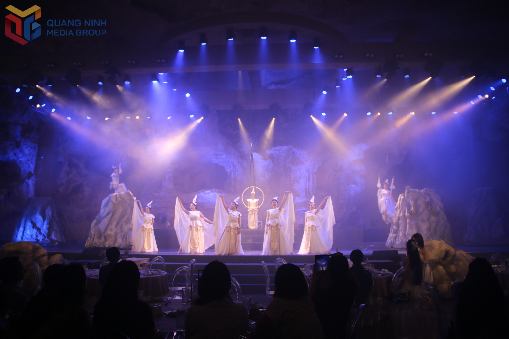 Show diễn thực cảnh “Đi tìm dấu ngọc” là sản phẩm du lịch mới vừa được ra mắt tại hang Ngọc Rồng thuộc Khu di tích và danh thắng Vũng Đục.