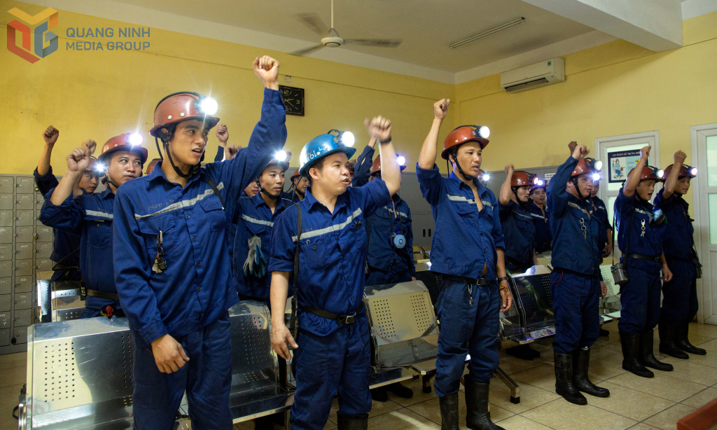 Thợ lò Phân xưởng Khai thác 8 hô an toàn trước khi vào ca ba.