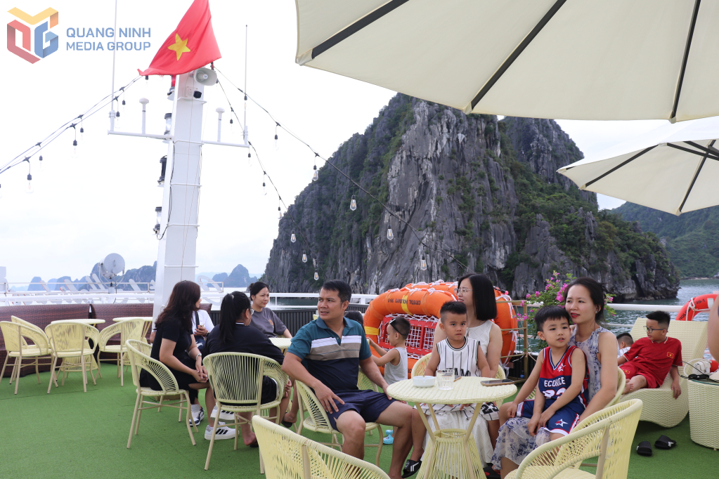 Các gia đình thư giãn trên hành trình tham quan Vịnh Bái Tử Long.
