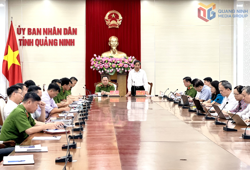 Đồng chí Vũ Văn Diện, Phó Chủ tịch UBND tỉnh Quảng Ninh chủ trì hội nghị.