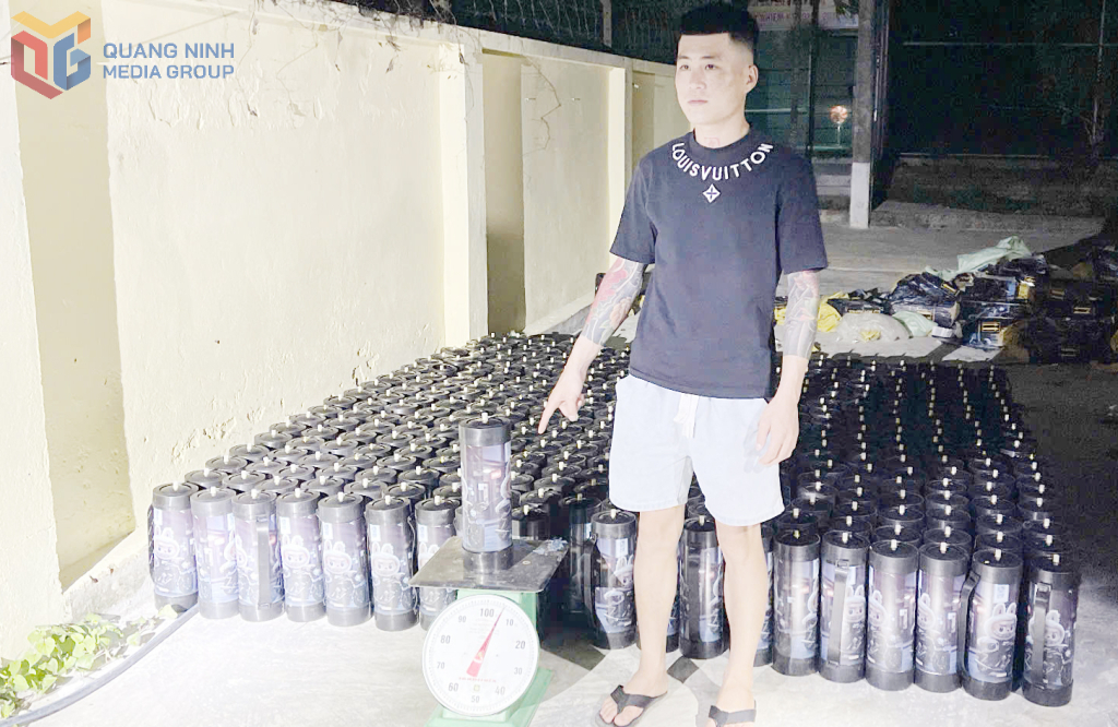 Đối tượng Trần A Trình và tang vật. 