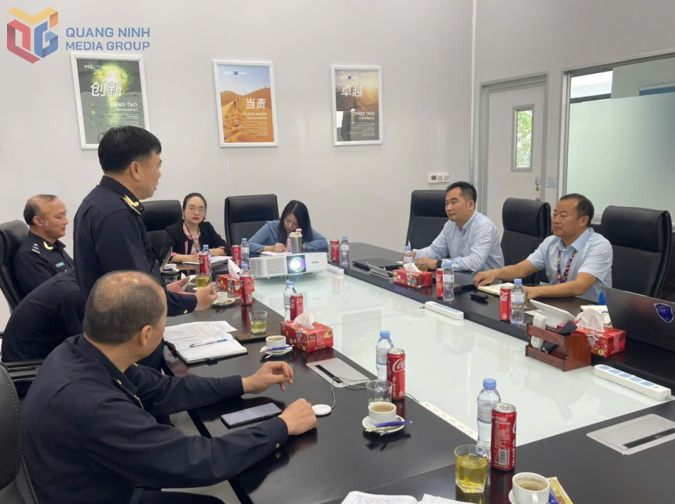 Hải quan cửa khẩu cảng Hòn Gai gặp gỡ, tìm hiểu các khó khăn, vướng mắc của doanh nghiệp có hàng hoá xuất nhập khẩu với Hoa Kỳ. Ảnh: Hoàng Nga