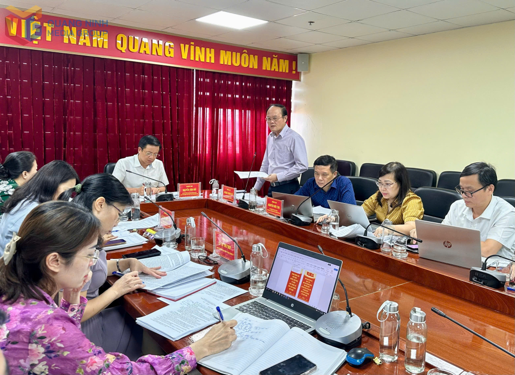 Đồng chí Hoàng Quang Hải, Ủy viên Ban Chấp hành Đảng bộ tỉnh, Phó Bí thư Đảng ủy các cơ quan Đảng tỉnh phát biểu tại hội nghị
