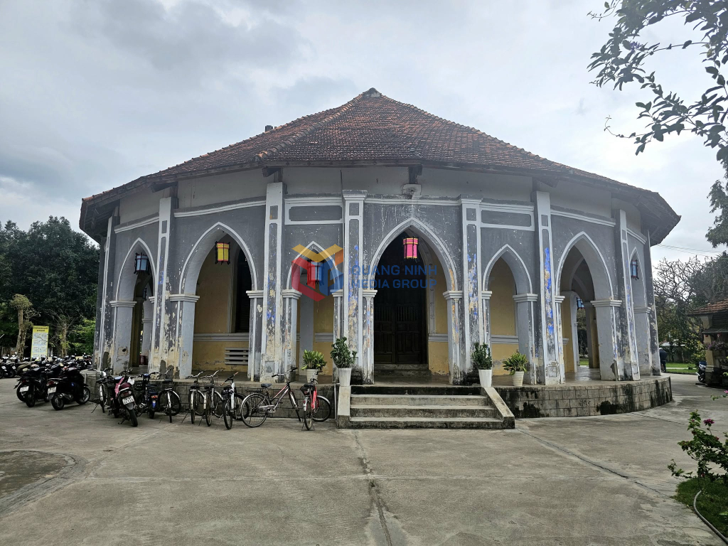 Phía sau giáo đường