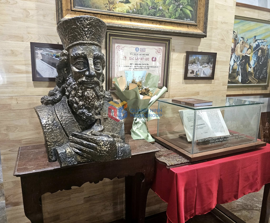 Tượng Alexandre De Rhodes bên cạnh Bằng xác lập kỷ lục Việt Nam nơi lưu giữ cuốn sách tiếng Việt đầu tiên trong nhà nguyện.