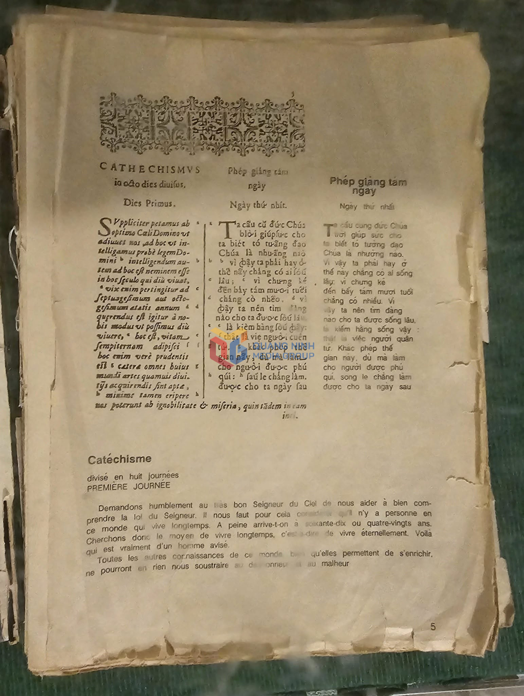 “Phép giảng 8 ngày” là tên của cuốn sách Quốc ngữ đầu tiên với 319 trang, mỗi trang in thành 2 cột, được in song ngữ bằng tiếng Latin (bên trái) và chữ Quốc ngữ sơ khai (bên phải), do tác giả Alexandre de Rhodes soạn. Trên cuốn sách vẫn còn rất rõ dòng chữ ghi tên tác giả là Alexandre de Rhodes. Trải qua thời gian và cải tiến của nhiều thế hệ người dùng, chữ Quốc ngữ đã tồn tại và phát triển đến ngày nay và trở thành chữ Quốc ngữ chính thức của dân tộc Việt Nam.