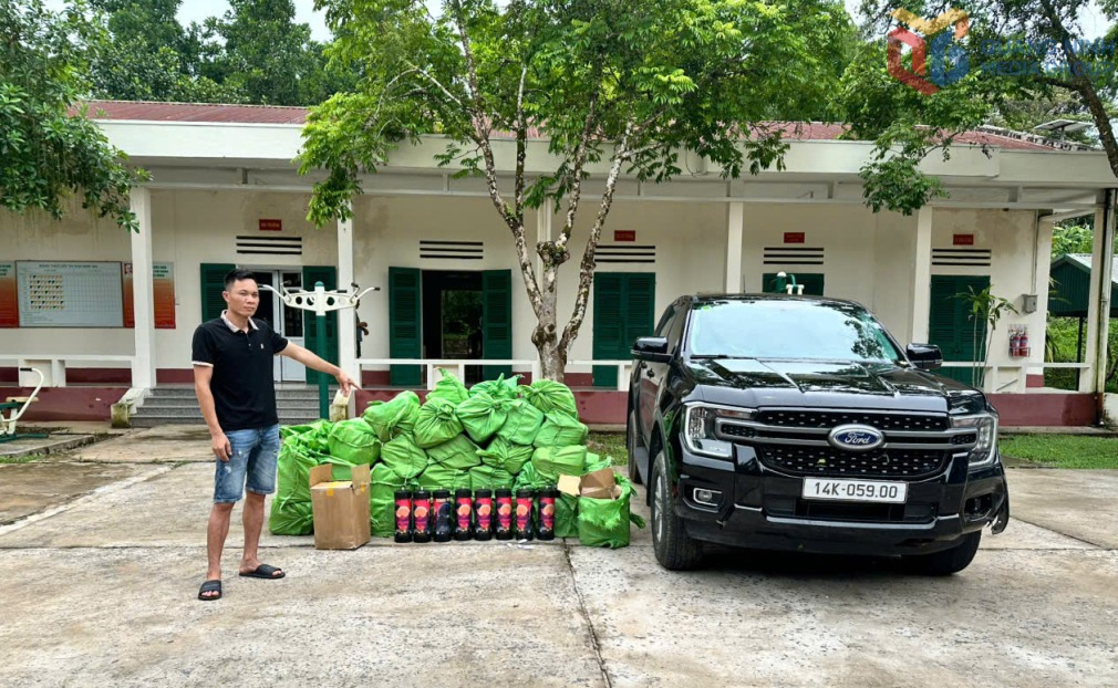 Nình A Thầu cùng tang vật 200 bình khí cười tại Đồn BP Bắc Sơn
