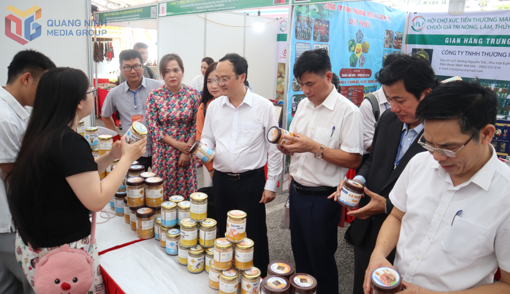 Đại diện lãnh đạo sở ngành Quảng Ninh thăm quan các gian hàng tại Hội chợ Xúc tiến thương mại cho các doanh nghiệp trong chuỗi giá trị Nông – Lâm – Thủy sản năm 2025.