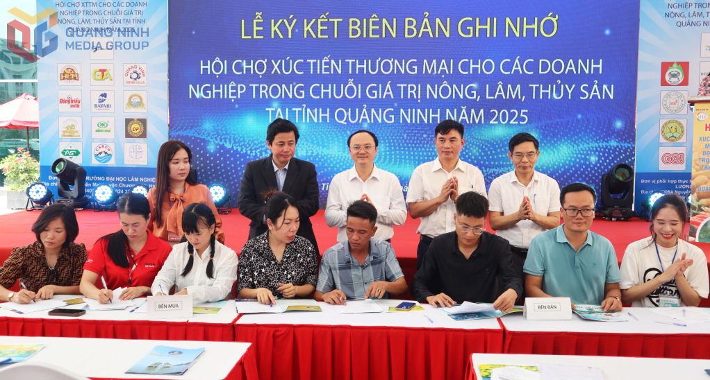 Ký kết hợp tác giữa các đơn vị sản xuất và phân phối nông sản tại Hội chợ Xúc tiến thương mại cho các doanh nghiệp trong chuỗi giá trị Nông – Lâm – Thủy sản năm 2025.