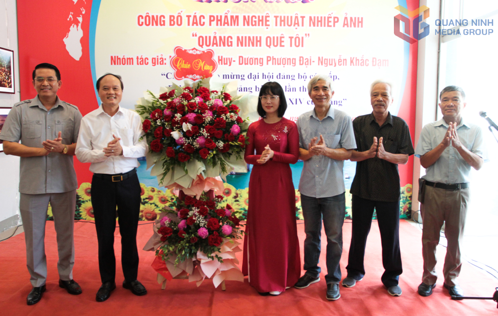 Đại biểu tặng hoa chúc mừng triển lãm.