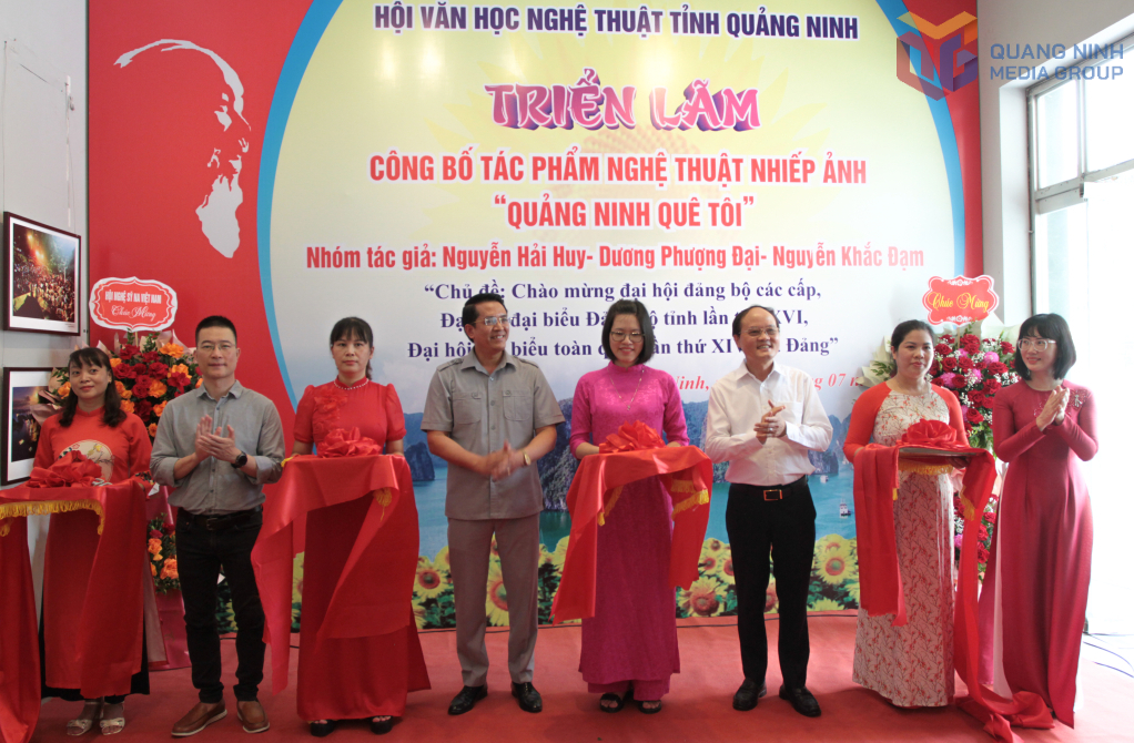 Đại biểu cắt băng khai mạc triển lãm.