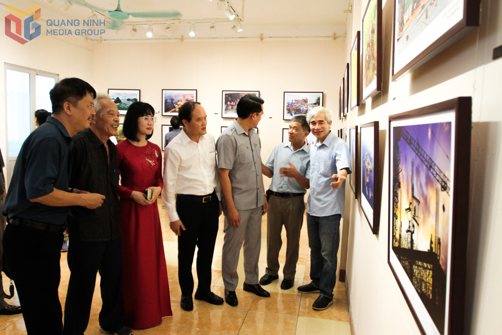 Đại biểu và các nghệ sĩ xem không gian triển lãm.
