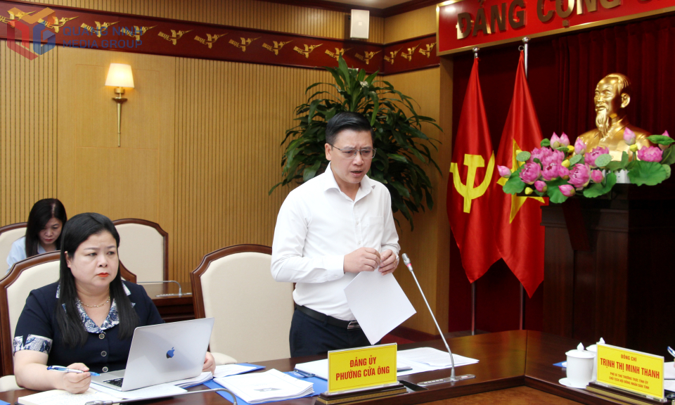 Đồng chí Đinh Ngọc Chiến, Bí thư Đảng ủy phường Cửa Ông, báo cáo công tác chuẩn bị Đại hội đại biểu Đảng bộ phường Cửa Ông lần thứ I, nhiệm kỳ 2025-2030.
