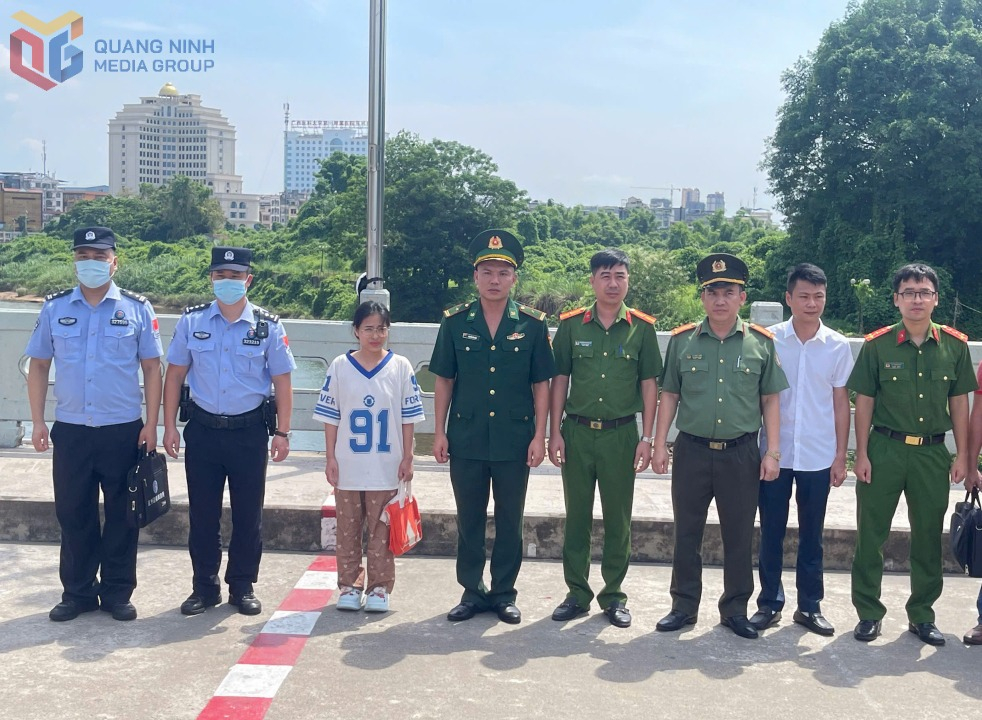 Đối tượng Nguyễn Thị Trang bị bắt giữ tại vạch phân quản cầu Bắc Luân 1 cửa khẩu quốc tế Móng Cái.