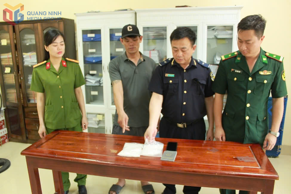Nguyễn Văn Hải cùng tang vật tại cơ quan chức năng