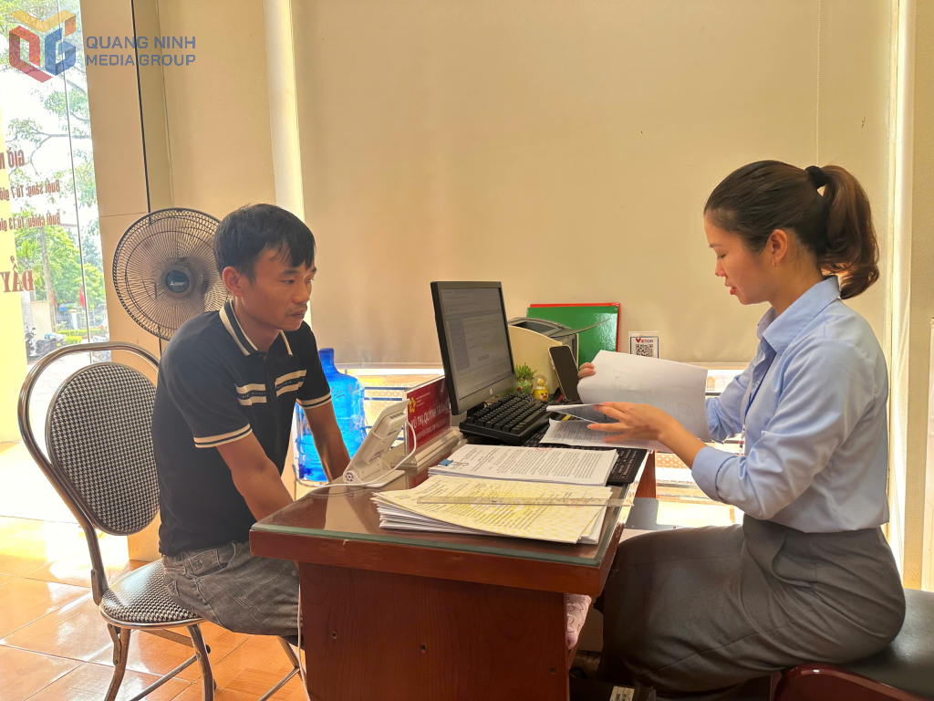 Anh Nguyễn Văn Minh nhận kết quả chứng thực