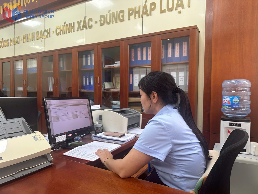 Cán bộ Trung tâm Phục vụ hành chính công phường Tuần Châu kiểm tra kết quả giải quyết thủ tục hành chính.