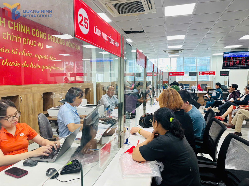 Người dân giải quyết thủ tục hành chính tại Trung tâm phục vụ hành chính công phường Hồng Gai.