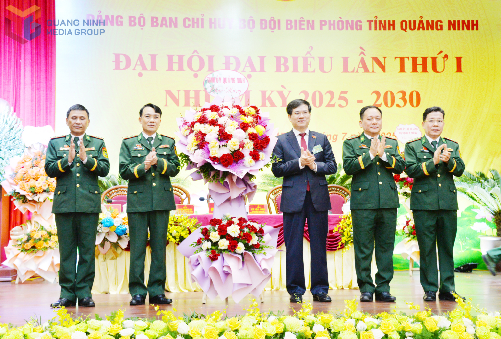 Đồng chí Vũ Quyết Tiến, Phó Bí thư Tỉnh ủy tặng hoa chúc mừng Đại hội.