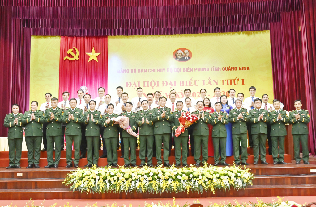 Các đại biểu chúc mừng Ban chấp hành Đảng bộ Ban Chỉ huy Bộ đội Biên phòng tỉnh Quảng Ninh lần thứ 1, nhiệm kỳ 2025-2030 ra mắt Đại hội.