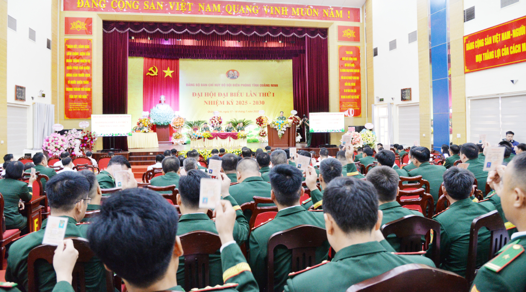 Các Đại biểu biểu quyết thông qua nghị quyết đại hội.
