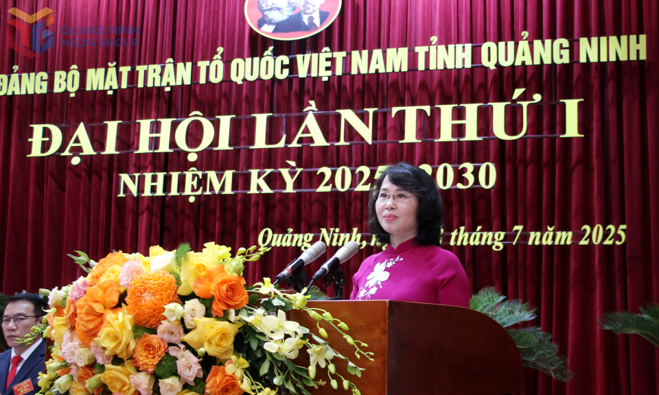 Đồng chí Trịnh Thị Minh Thanh, Phó Bí thư Thường trực Tỉnh ủy, Chủ tịch HĐND tỉnh, Bí thư Đảng ủy các cơ quan Đảng tỉnh, phát biểu chỉ đạo đại hội.