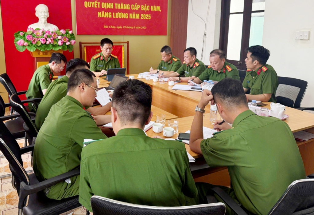 Phòng Cảnh sát hình sự Công an tỉnh Quảng Ninh đã có buổi làm việc trực tiếp với Công an phường Bãi Cháy nhằm nắm bắt tình hình an ninh trật tự, kịp thời định hướng các biện pháp nghiệp vụ trong bối cảnh toàn tỉnh đang triển khai mô hình chính quyền địa phương hai cấp theo hướng tinh gọn, hiệu quả.Ảnh Thành Trung - Phòng Cảnh sát Hình sự