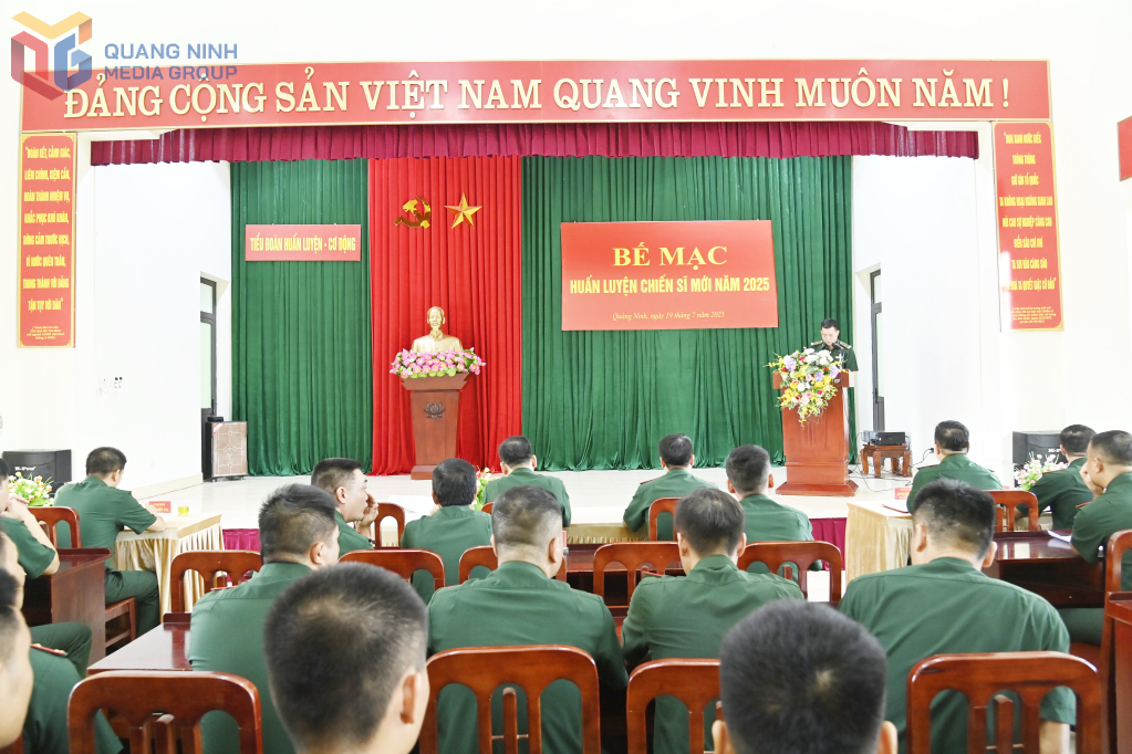 Quang cảnh buổi bế giảng.