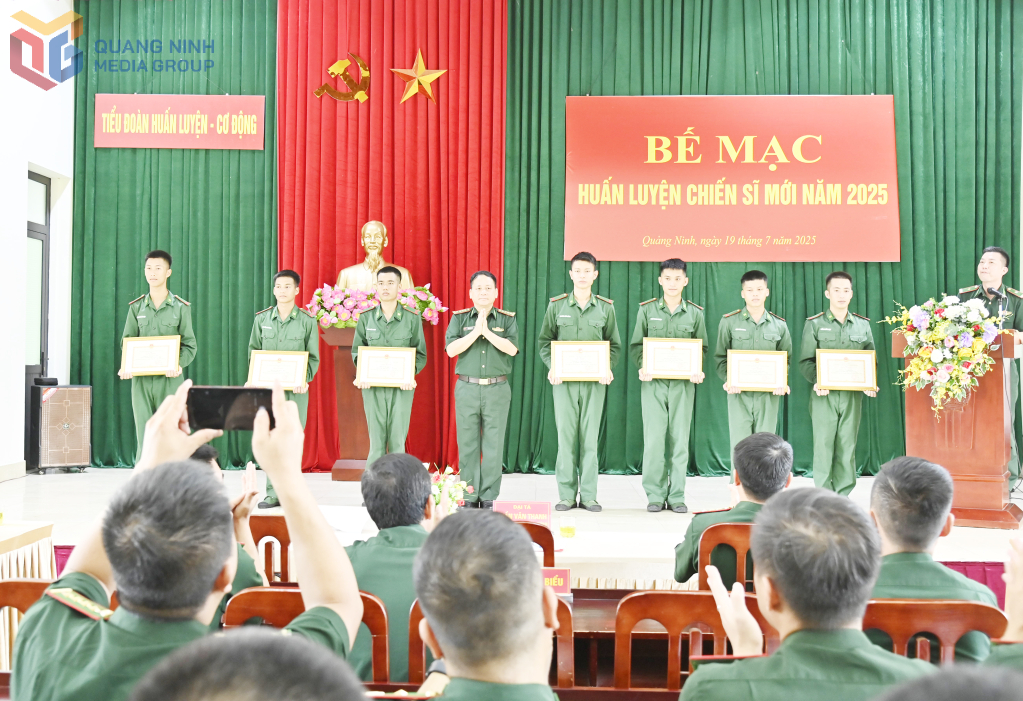 Đại tá Trần Văn Thanh, Phó Chỉ huy trưởng, TMT Ban Chỉ huy BĐBP tỉnh phát biểu giao nhiệm vụ cho các chiến sĩ mới.