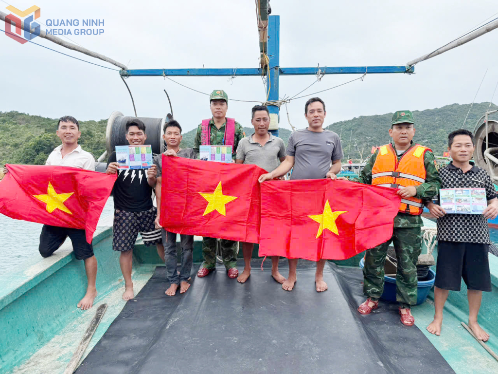 Đồn Biên phòng Đảo Trần (Bộ đội Biên phòng tỉnh Quảng Ninh) tổ chức tuyên truyền cho ngư dân về tăng cường phòng, chống khai thác hải sản bất hợp pháp, không báo cáo và không theo quy định (IUU). Ảnh: Nguyễn Chiến