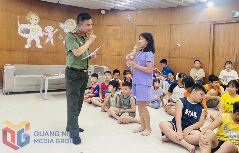 Không chỉ lắng nghe, các em còn hào hứng tham gia trò chơi đố vui, trả lời các câu hỏi tình huống liên quan đến chủ đề của chương trình.
