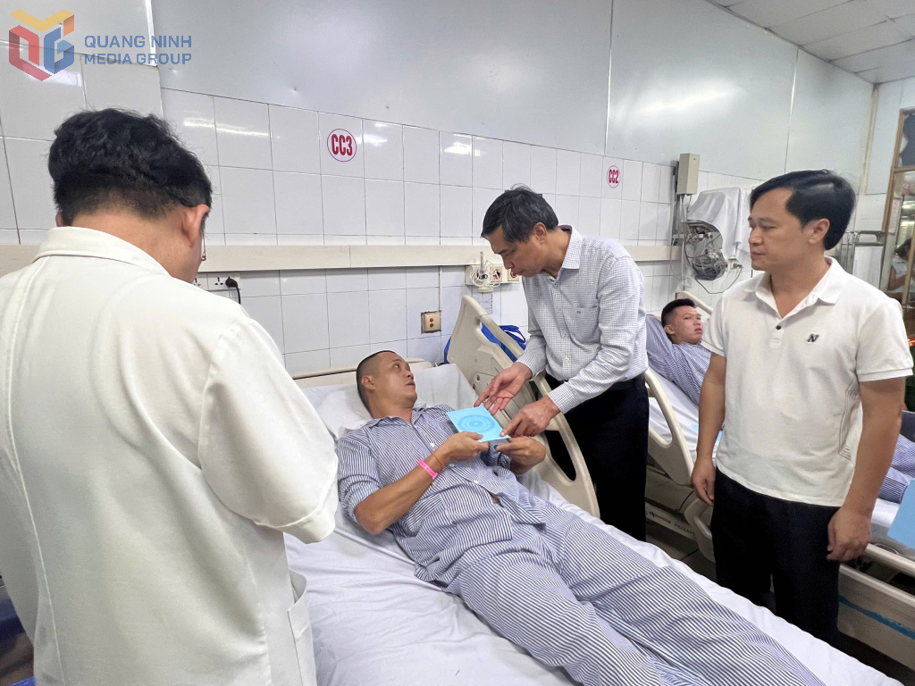 Lãnh đạo tỉnh trao hỗ trợ cho nạn nhân bị thương.