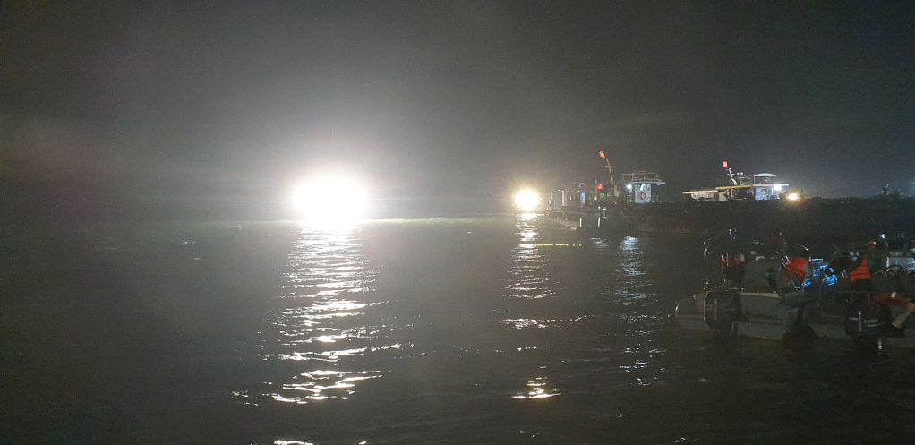 Ngoài các phương tiện của lực lược chức năng, một số tàu ngư dân tới hỗ trợ chiếu sáng phục vụ tìm kiếm cứu nạn.