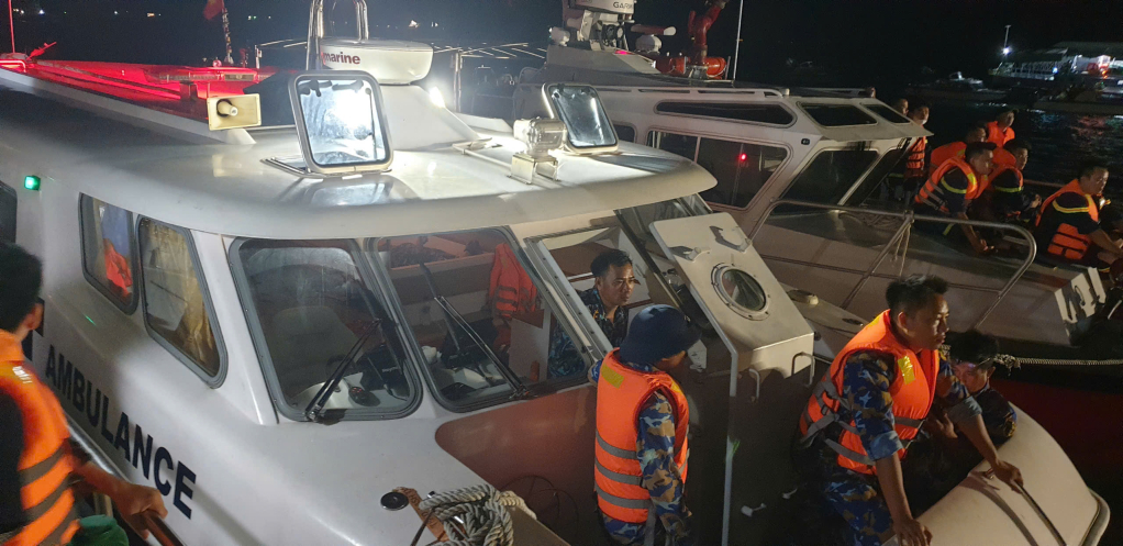 Lực lượng y tế sẵn sàng đưa các thi thể lên bờ.