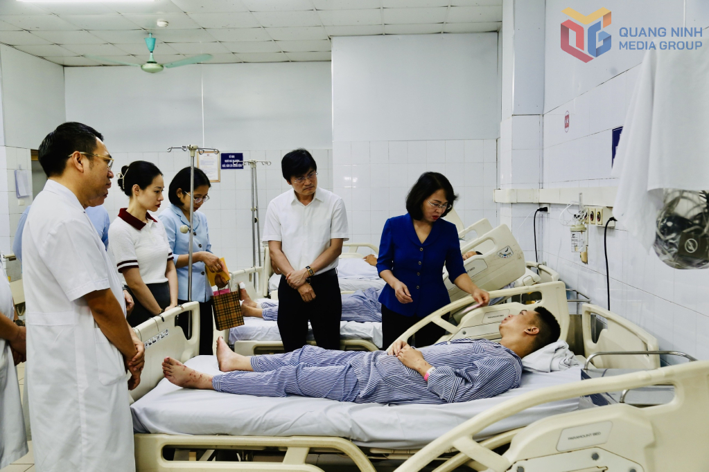 Đồng chí Trịnh Thị Minh Thanh, Phó Bí thư Thường trực Tỉnh ủy, Chủ tịch HĐND tỉnh thăm hỏi, động viên 