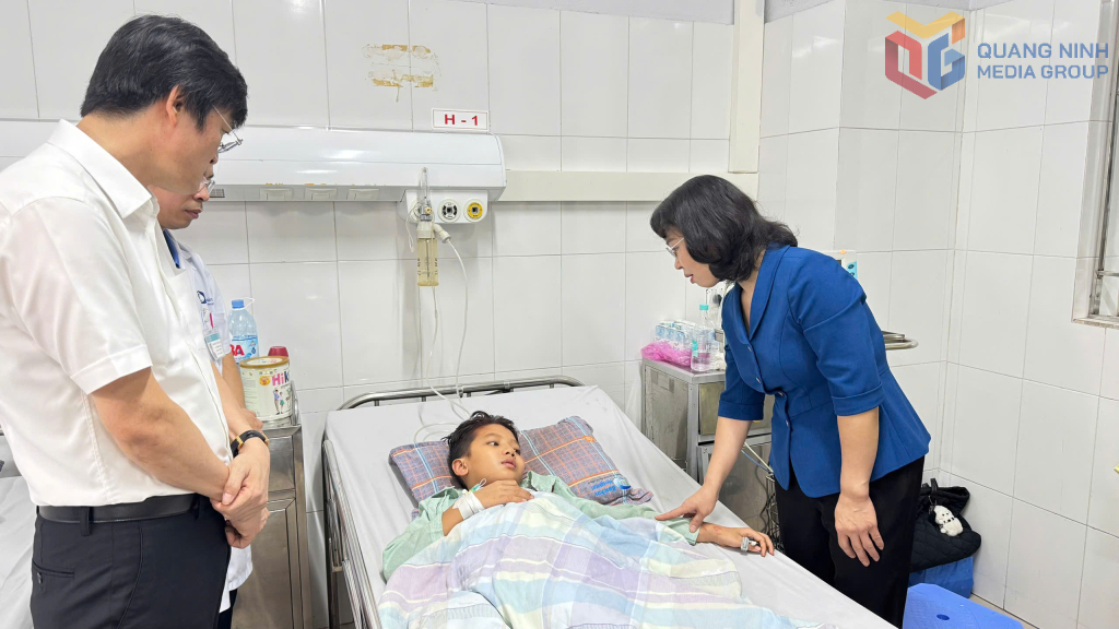 Đồng chí Phó Bí thư Thường trực Tỉnh ủy, Chủ tịch HĐND tỉnh thăm hỏi, động viên cháu Hoàng Nhật Minh.