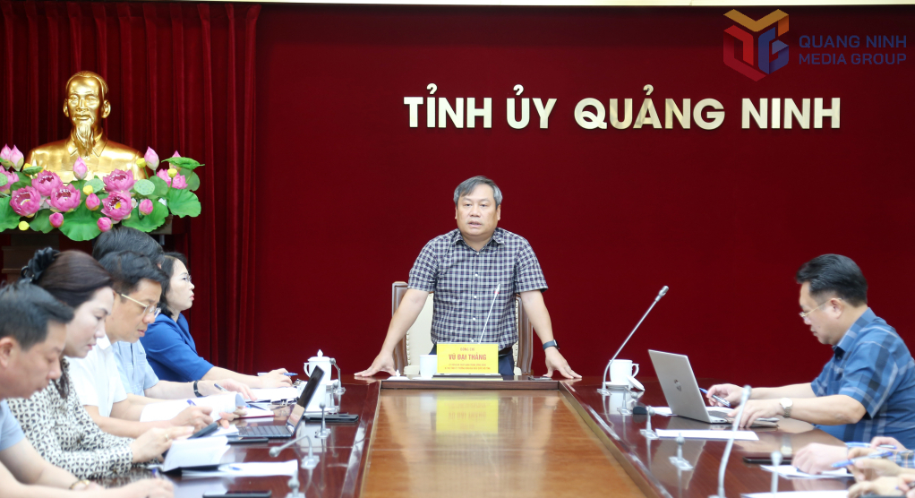 Đồng chí Vũ Đại Thắng, Ủy viên Trung ương Đảng, Bí thư Tỉnh ủy, Trưởng Đoàn ĐBQH tỉnh, phát biểu chỉ đạo tại cuộc họp.