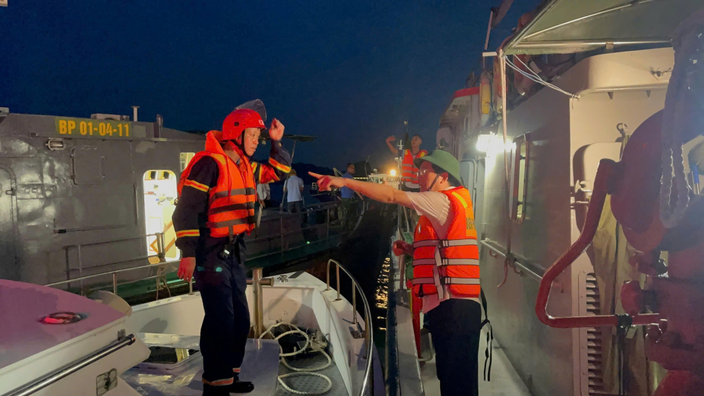 Đồng chí Vũ Quyết Tiến, Phó Bí thư Tỉnh ủy Quảng Ninh chỉ đạo công tác cứu hộ trong đêm.