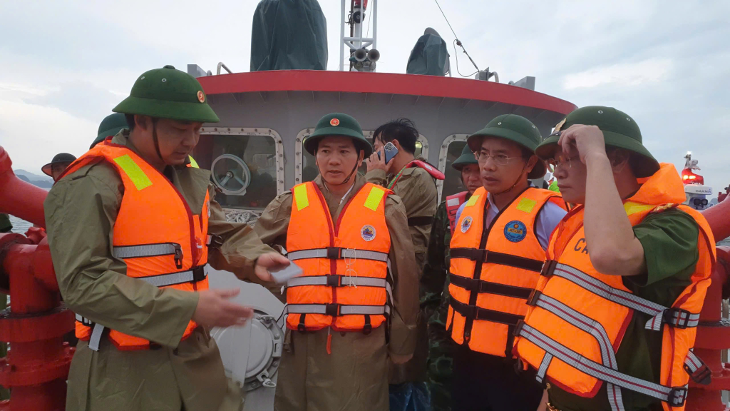 Các đồng chí lãnh đạo tỉnh họp bàn với các lực lượng để thống nhất các phương án cứu hộ.