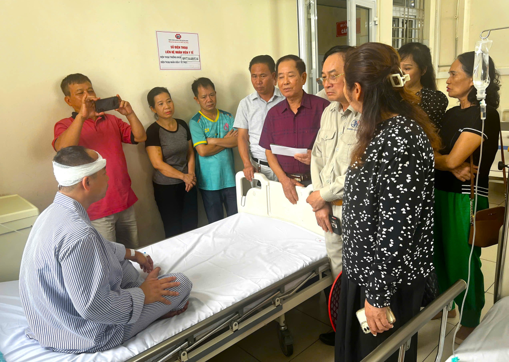 Hiệp hội du lịch tổ chức thăm hỏi các nạn nhân bị thương đang điều trị tại bệnh viện. 