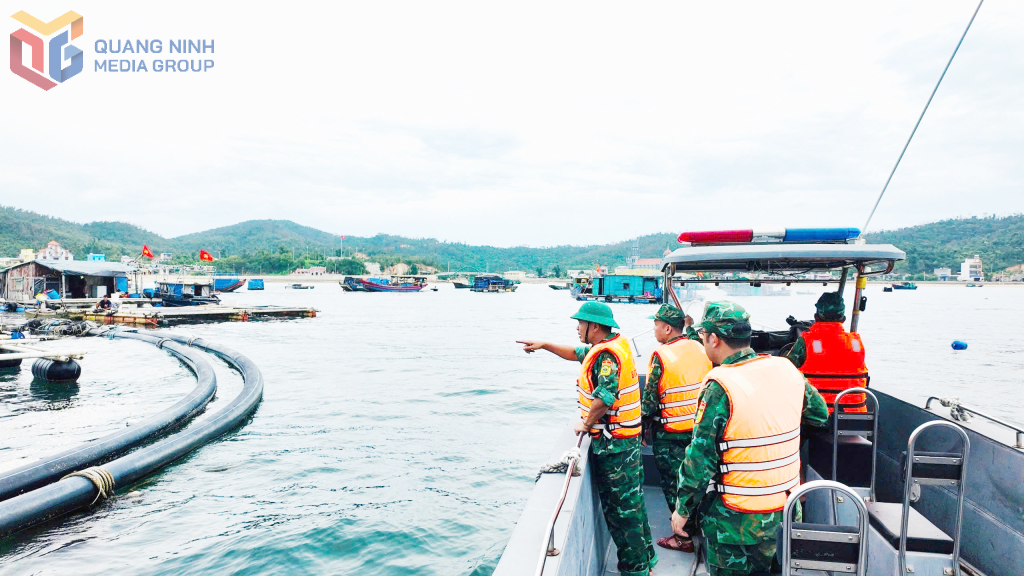 CBCS Đồn BP Thanh Lân đi thông báo, kêu gọi tàu thuyền của ngư dân về nơi tránh trú bão. 