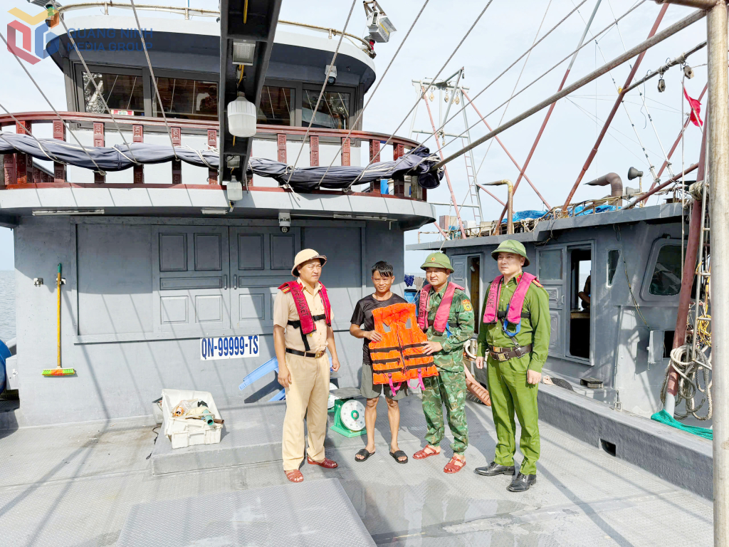 Trạm Kiểm soát BP Mũi Ngọc (Đồn Biên phòng Trà Cổ) phối hợp với lực lượng CSGT và công an phường Móng Cái 1 tuyên truyền và kêu gọi tàu thuyền vào khu vực tránh trú đảm bảo an toàn trước cơn bão số 3.