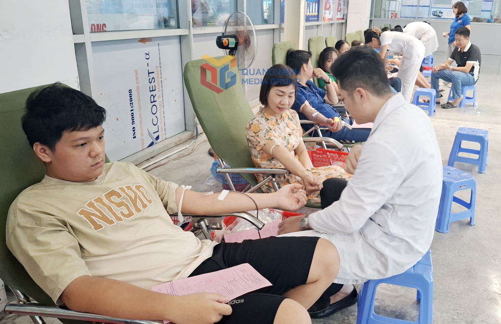 Đông đảo người dân tham gia chương trình hiến máu tình nguyện tại phường Hà Tu năm 2025.